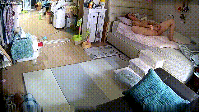 ⚫️摄像头破解偷拍，独守空房眼镜少妇全裸躺床上用镜子照观察阴部拔阴毛 预览图 2