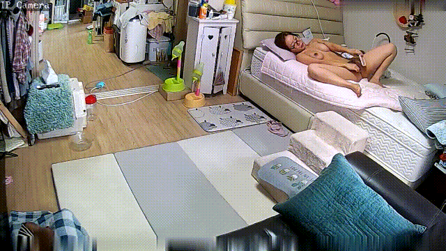 ⚫️摄像头破解偷拍，独守空房眼镜少妇全裸躺床上用镜子照观察阴部拔阴毛 预览图 4