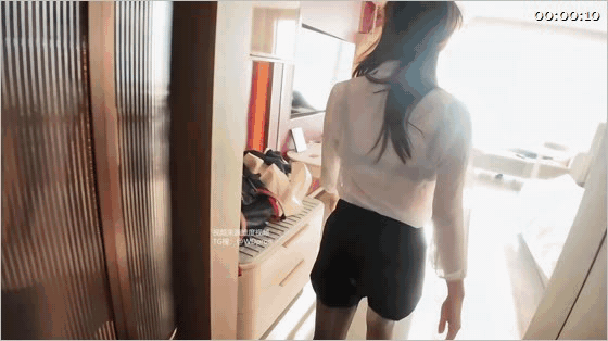 大屌镶珠两圈、健身教练打桩机「七七兔」「妻妻兔」淫妻红丝黑色情趣，长腿蜂腰肥臀，只淫不绿，第一人称酒店窗台沙发后入肥臀2V 预览图 1