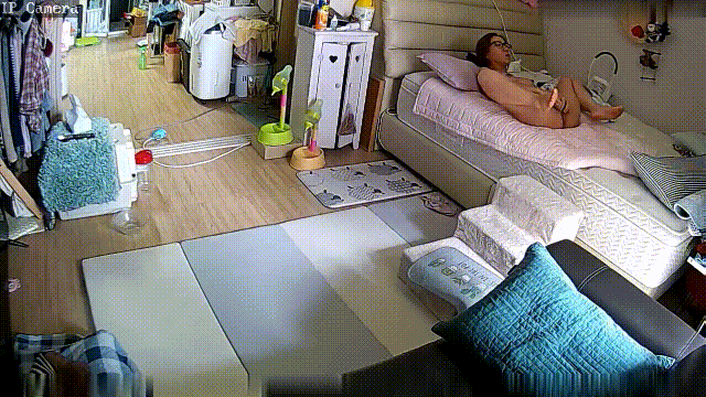 ⚫️摄像头破解偷拍，独守空房眼镜少妇全裸躺床上用镜子照观察阴部拔阴毛 预览图 1