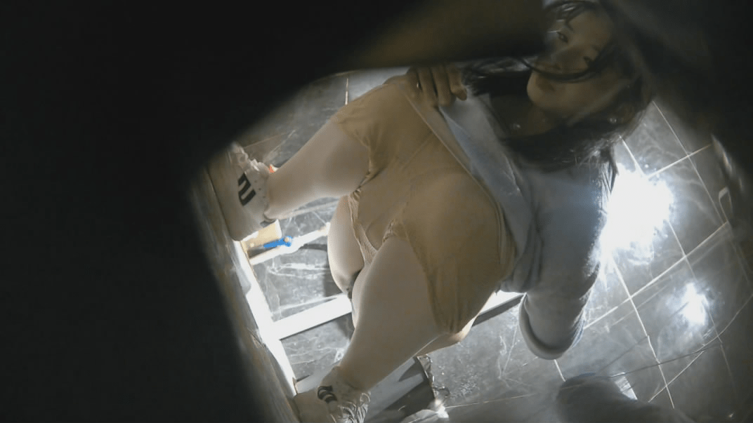 二月最新流出❤️【酒吧全景厕拍】各种黑丝高跟 美女如云羽绒服靓妹接到外卖小哥电话（9V) 预览图 1