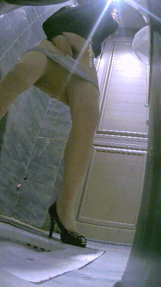 ⚫️精品厕拍，酒吧女厕固定机位真实偷拍超多漂亮小姐姐方便，各种类型，看点十足⑶ 预览图 17