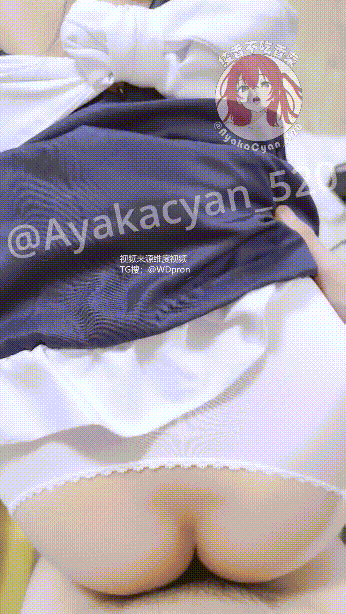 软萌甜美少女『绫香不吃香菜』枣子姐要被榨干了！白丝后入玉手榨精，双腿夹紧肉穴 对着镜子做爱狠狠后入 预览图 2