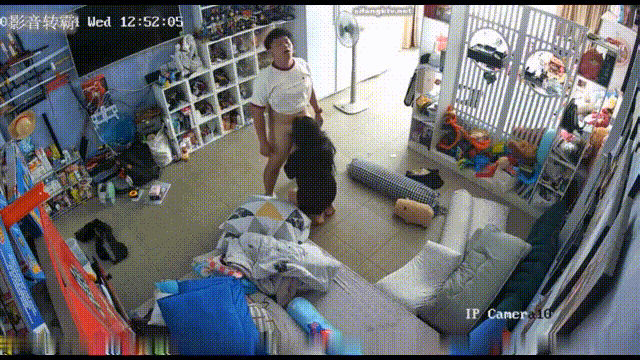 ⚫️家庭摄像头破解偷拍大中午小两口客厅大玩性爱，先抠逼预热然后再操，骚妻高潮脸真实 预览图 1