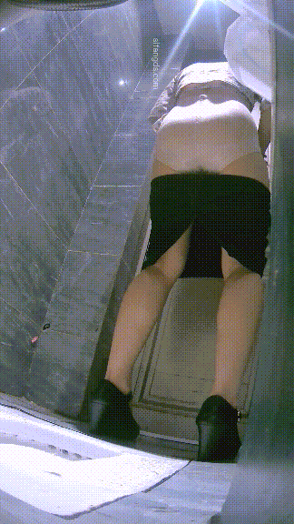 ⚫️精品厕拍，酒吧女厕固定机位真实偷拍超多漂亮小姐姐方便，各种类型，看点十足⑶ 预览图 11