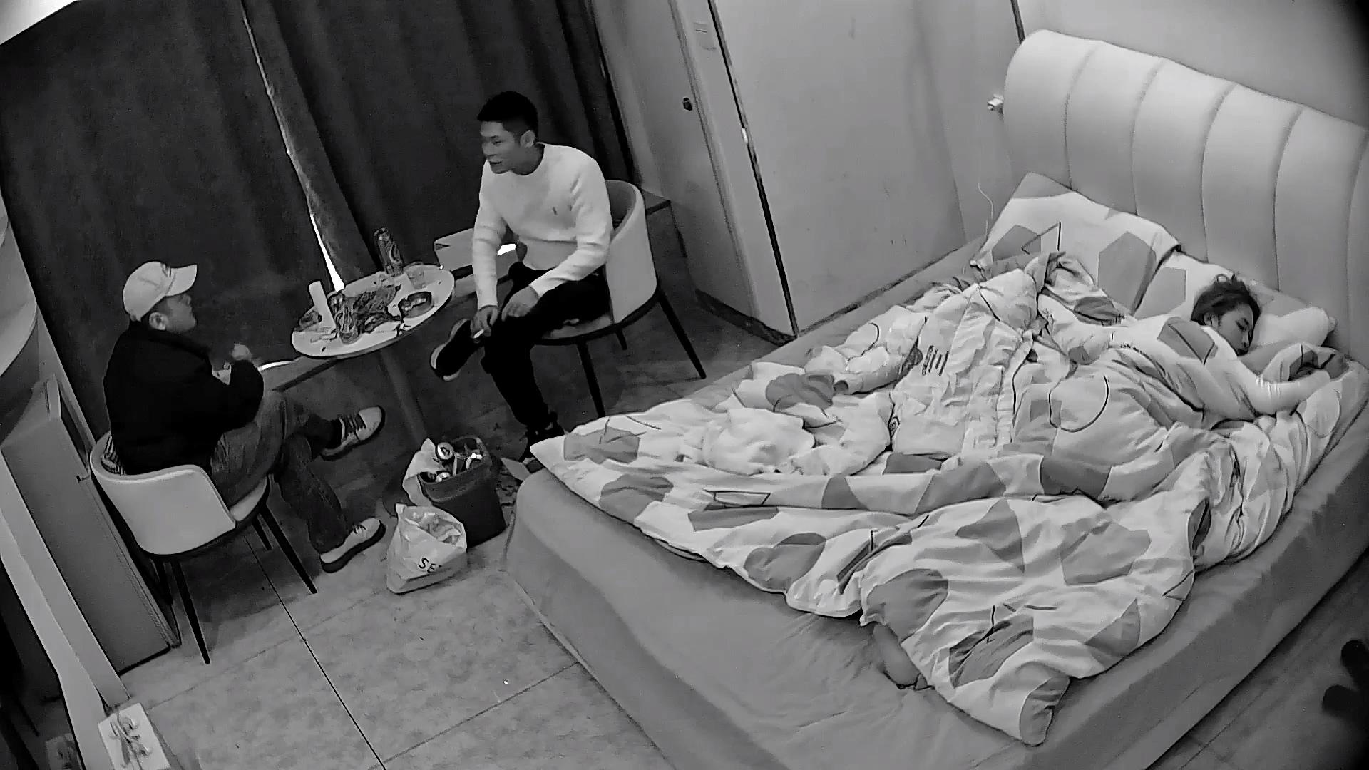 2-3流出民宿酒店偷拍❤️纹身社会哥和兄弟吹牛喝酒等兄弟走后把漂亮女友叫醒狠狠操床上草到沙发（3V) 预览图 1