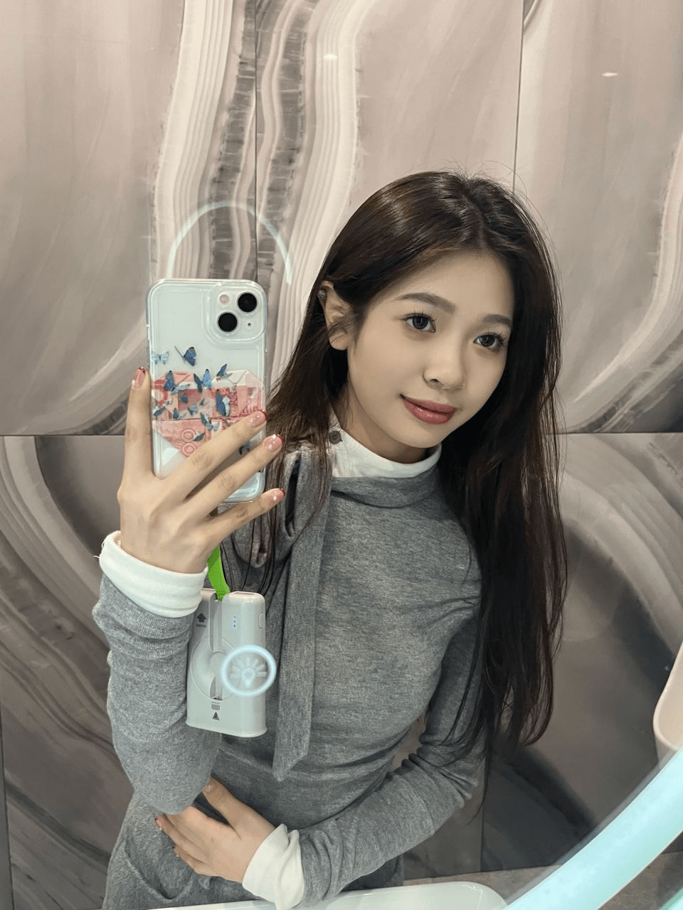 健身猛男高富帅「七月七」约啪高颜值顶级健身妹，红色情趣黑丝坐上来自己动，狠狠插交合出，这是饿了多久了，白浆水一直不停流2V 预览图 1