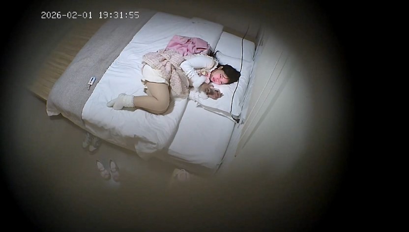 ⏪酒店偷拍⏩小白袜班花被猥琐男友扣穴操逼 预览图 2