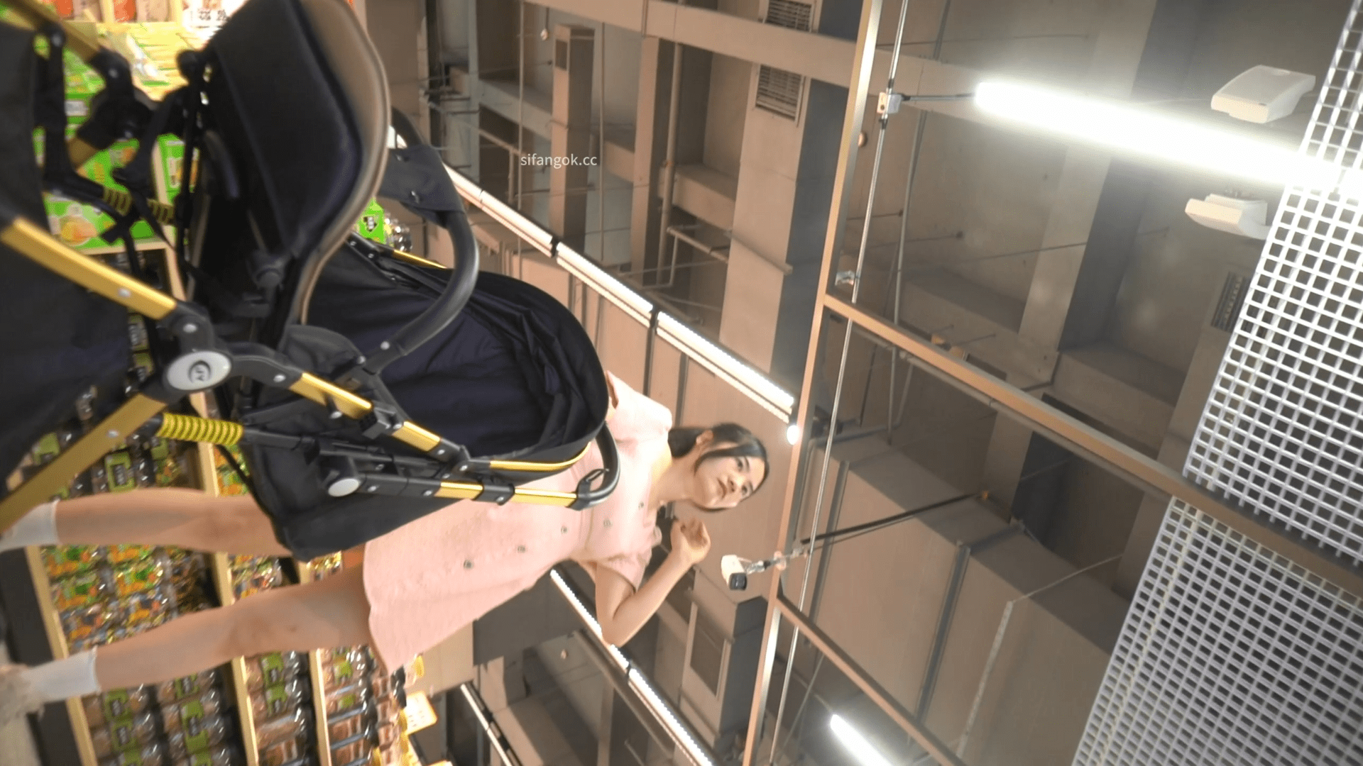 【空城原创】❤️超短连衣裙美少妇逛商场这么短这么宽松也不打底微透白内包裹肥臀前C黑森林 预览图 1