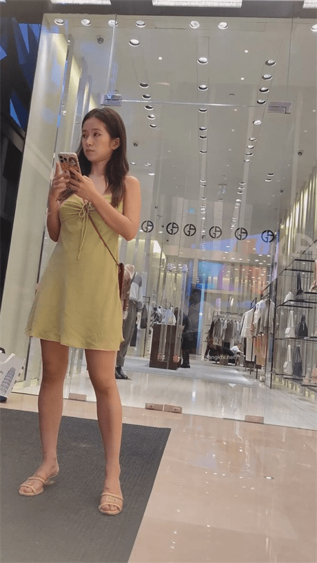 ❣️推荐❣️【商场抄底】都是颜值靓妹，有龟男那拍得就更兴奋了，玉足特写，透气内裤5V 预览图 1