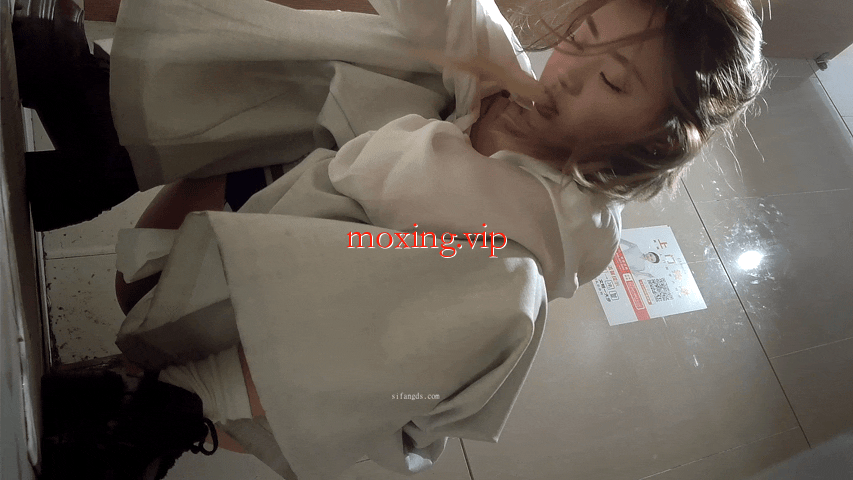 2025年厕拍合集-各种美女前后镜头拍摄，偶然还拍到了在厕所做爱的情侣[97V57G] 预览图 16