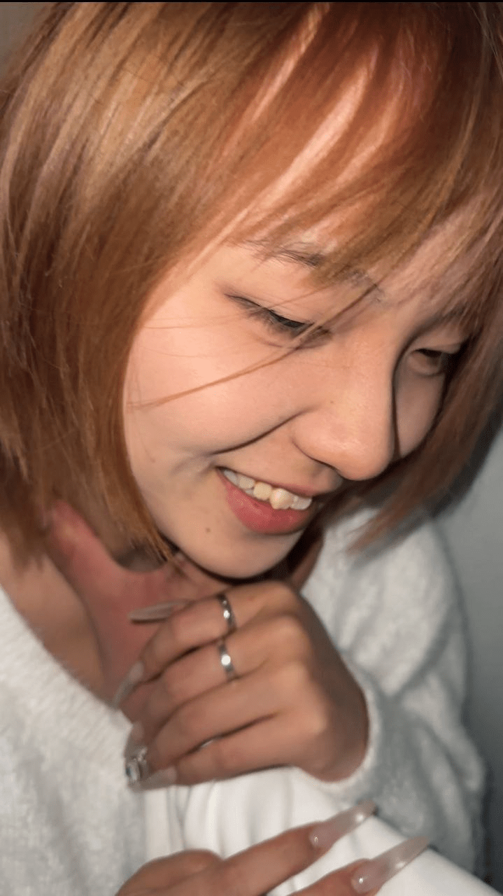 【情侣手机原档泄密】颜值舌钉小姐姐和男友的小秘密不雅视频流出，吐出舌钉小舌头舔屌看着镜头的样子真的好骚啊，后入摸奶真棒9V 预览图 1