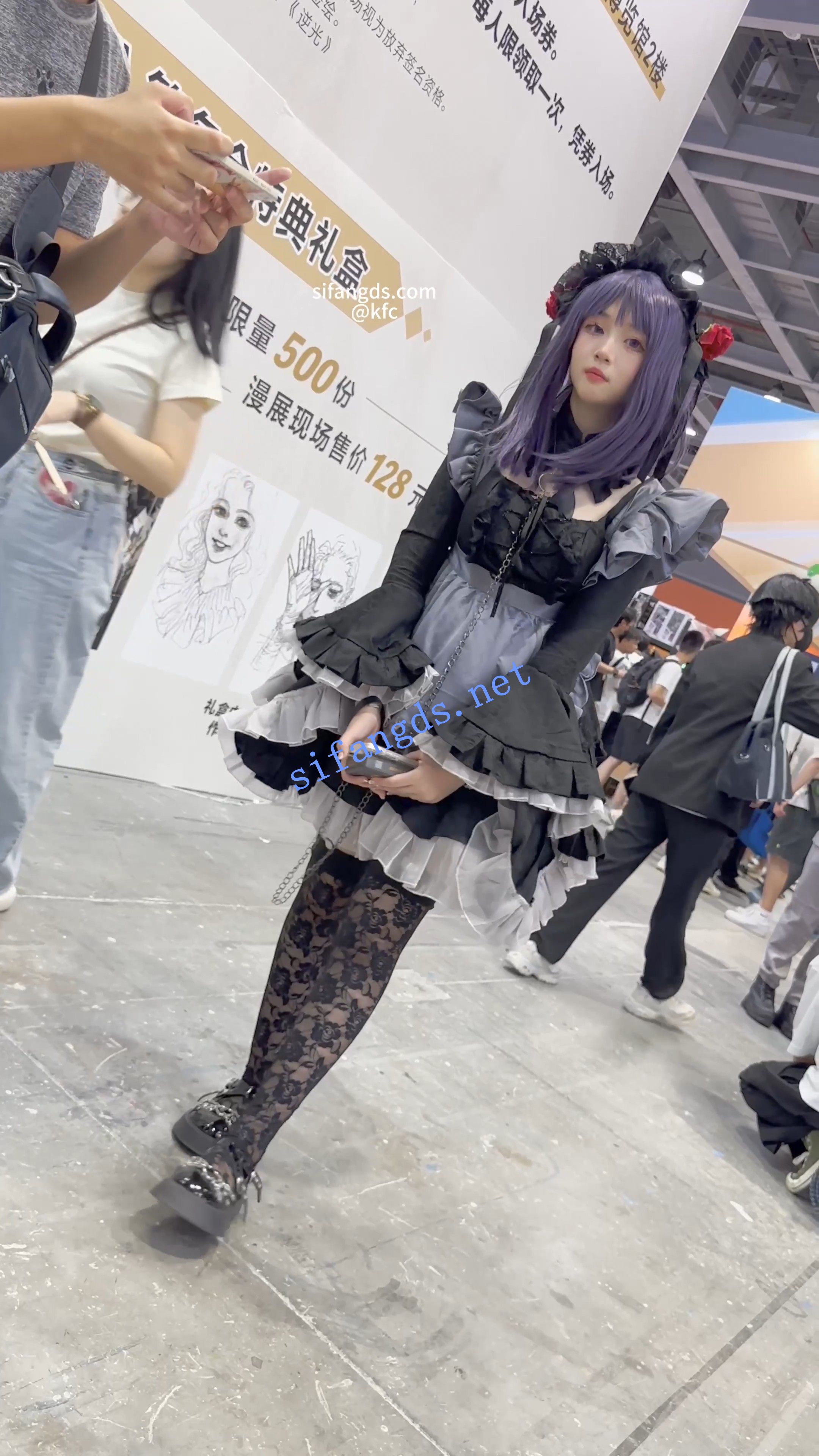 【KFC】女仆COSER独自逛街拍照。黑丝袜黄色窄内前后CD 预览图 1