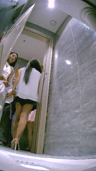 ⚫️精品厕拍，酒吧女厕固定机位真实偷拍超多漂亮小姐姐方便，各种类型，看点十足⑷ 预览图 2