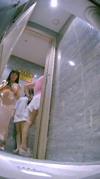 ⚫️精品厕拍，酒吧女厕固定机位真实偷拍超多漂亮小姐姐方便，各种类型，看点十足⑷ 预览图 8