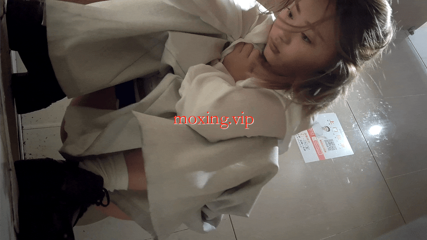 2025年厕拍合集-各种美女前后镜头拍摄，偶然还拍到了在厕所做爱的情侣[97V57G] 预览图 4