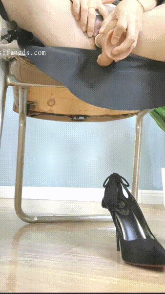 【抖音福利】极品丝袜高挑御姐【虎牙珂珂】高跟道具自慰(4V) 预览图 14