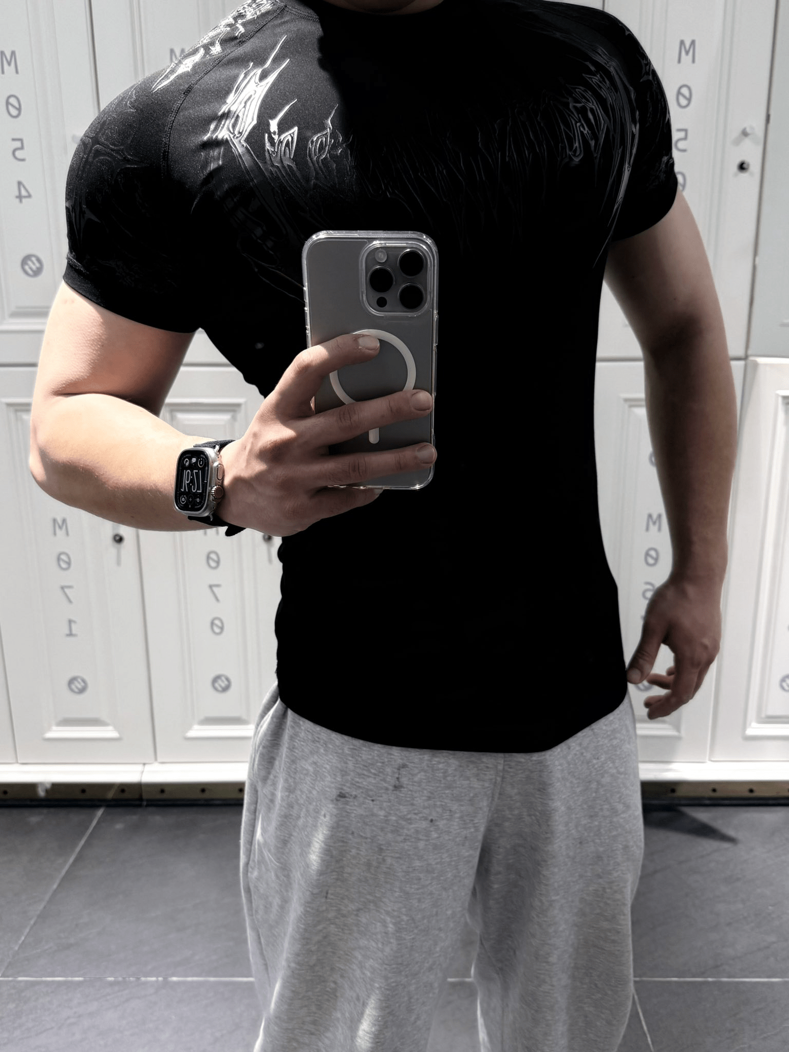 DOM钢铁健身直男，性爱享乐原创摄影师「REVENGE」母狗主动掰被操，踩头后入，新的一年变成暴力打桩机把人操的有点懵逼了2V