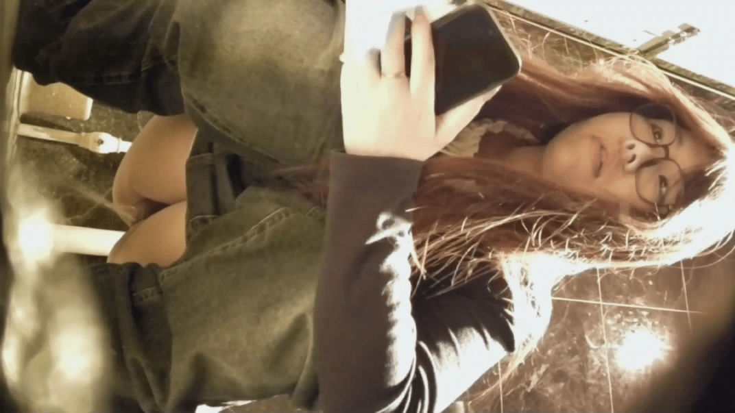 二月最新流出夜总会女厕前景偷拍❤️小姐尿尿两次被拍的牛仔裤美女逼毛修得挺整齐的（11V) 预览图 1