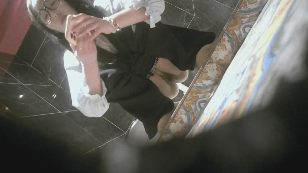 二月最新流出❤️酒吧全景厕拍各种黑丝高跟 美女如云（10V)穿纸尿裤的明星颜值美女 预览图 1