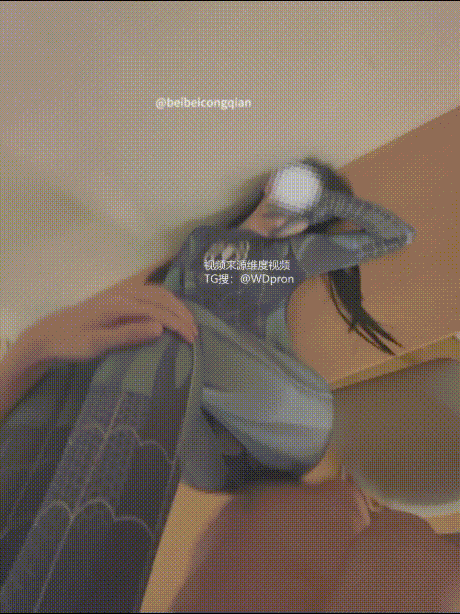 专约性感人妻御姐『北北从前』外表高冷的御姐，不出意外到床上也是个骚逼 边被干到高潮边回老公消息(86V) 预览图 20