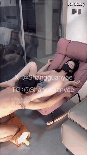 推特04年真实车模，御萝双修极品反差婊舞女「上官雅儿」居家休闲椅做爱，非常方便升级，女的自己动，感觉好极了 预览图 1