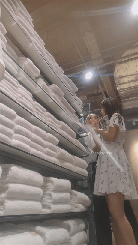 ❣️推荐❣️商场抄底【无内白虎眼镜妹】10个眼镜9个骚，看着清纯实则反差，玉足特写，龟男似乎发现了但并没有制止1V 预览图 1