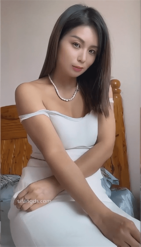 ❣️推荐❣️抖音极品熟女【快乐美姐】裸体广场舞，大尺度掰逼展示，自慰高潮，喜欢舔妈妈骚穴的不要错过17V 预览图 1