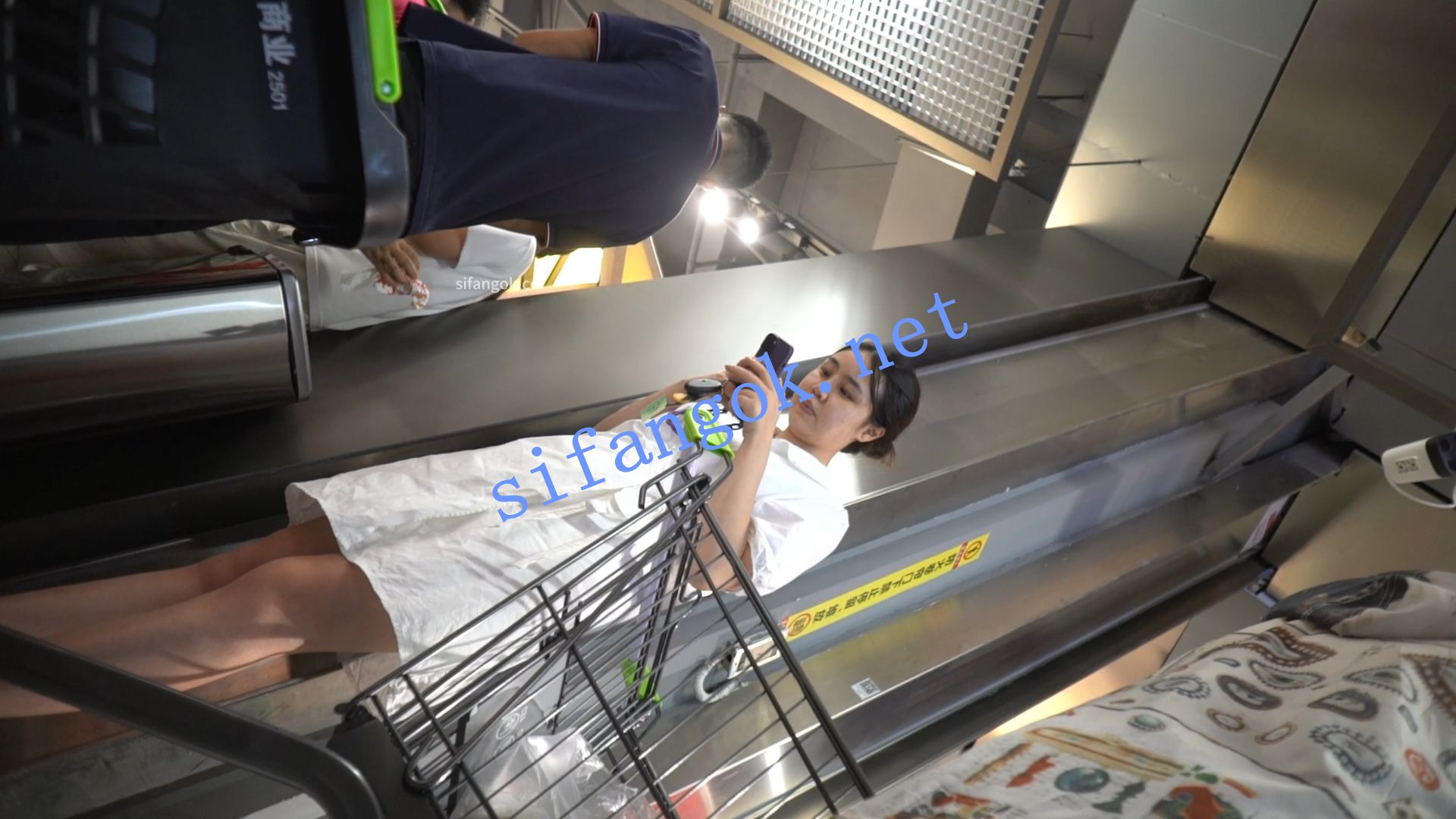 （空城原创）白裙小少妇逛超市，黄边白N包裹肥臀 预览图 1