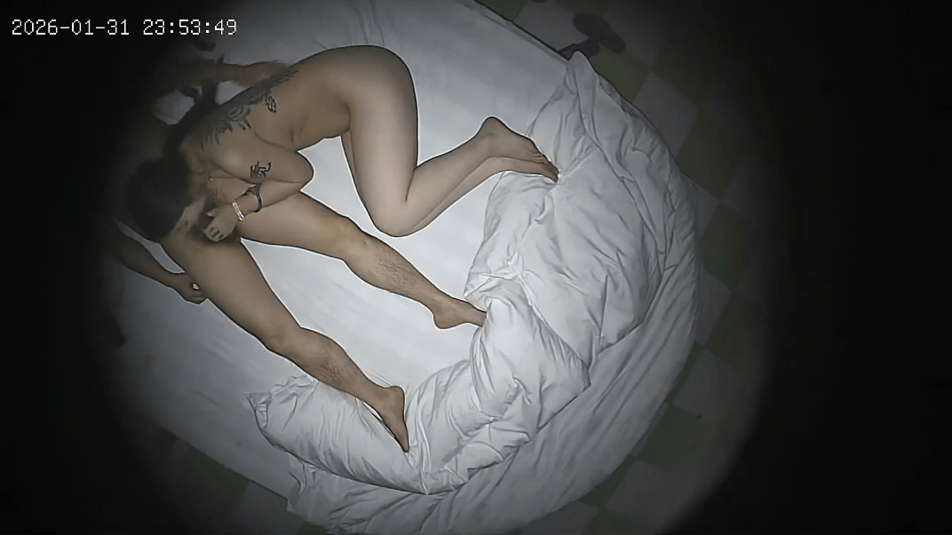 2-1流出酒店上帝视角偷拍❤️浑圆大胸纹身妹撅着屁股伸手扶着JJ帮忙插入 预览图 1