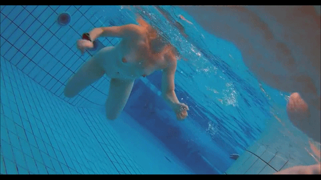 偷拍公共海滩泳池美女全裸，情侣无视来往路人尽情造爱。 预览图 22