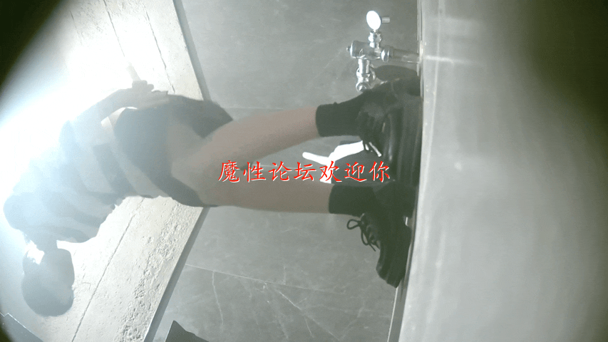 全网首发【酒吧全景厕拍】各种黑丝高跟 美女如云6-9合集[80v16g] 预览图 10