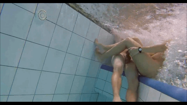 偷拍公共海滩泳池美女全裸，情侣无视来往路人尽情造爱。 预览图 32