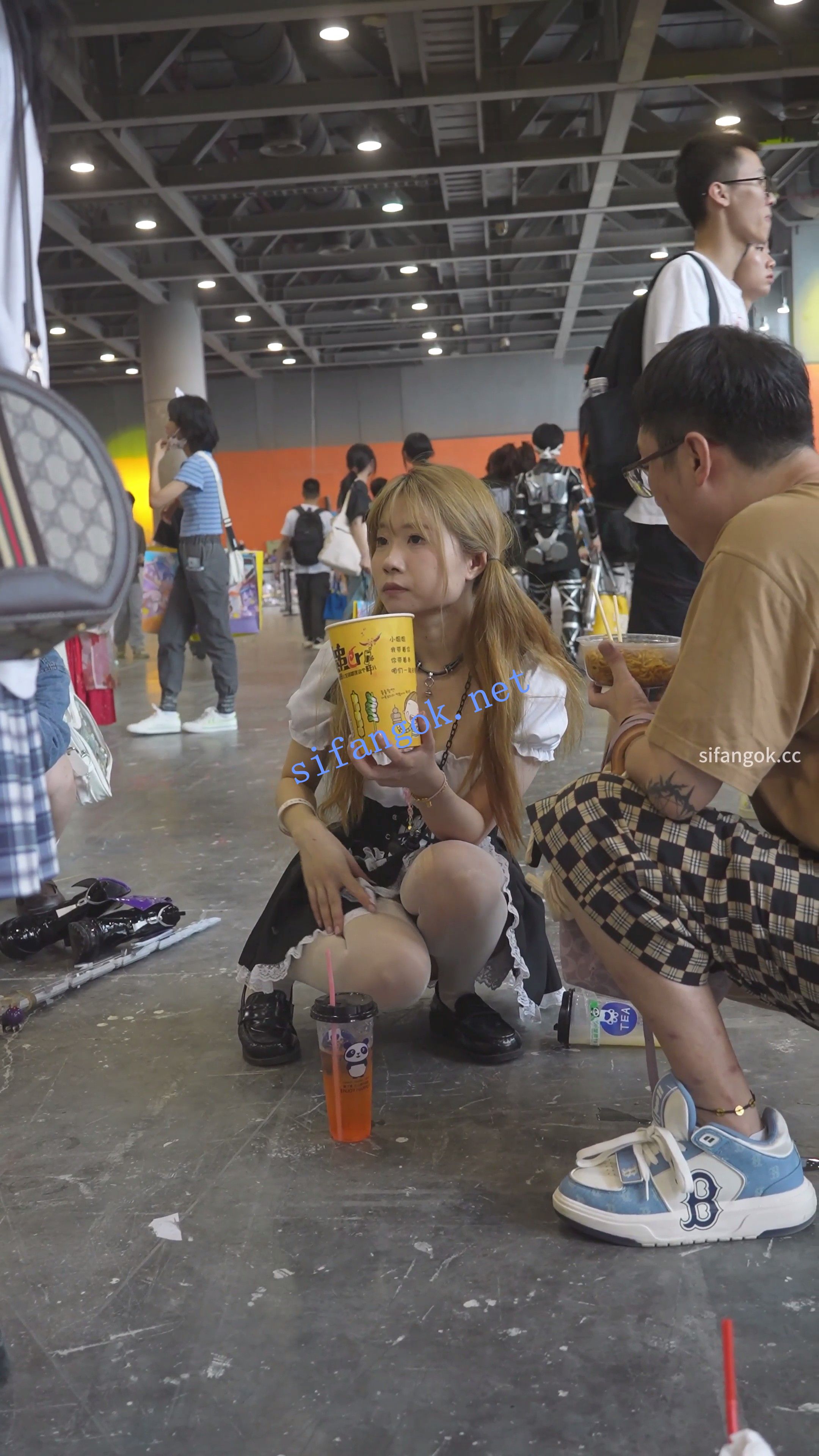 【xxn-358】双马尾女仆陪男友逛街..涞觅吊带白丝排队被CD 预览图 1