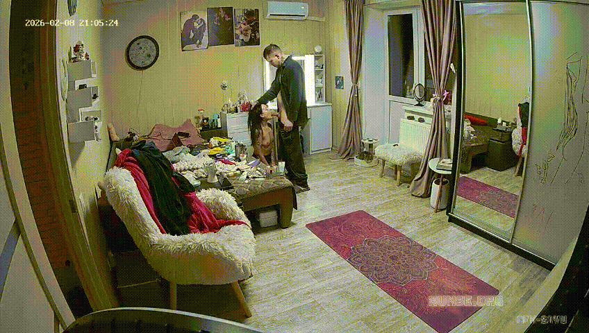 夫妻居家日常 女人正在整理琐事 男人从外面回来 径直过去就亲上了 女人跪下口交 一系列去逛熟练得让人羡慕 预览图 3