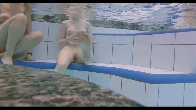 偷拍公共海滩泳池美女全裸，情侣无视来往路人尽情造爱。 预览图 41