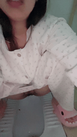 偷拍舍友和女厕学生回归 大秀扩音器展示粉嫩子宫口 预览图 19