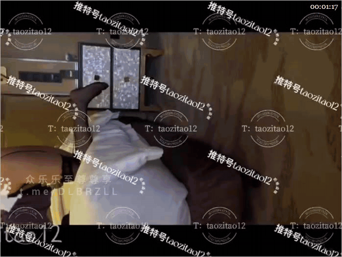 推特蜜桃臀淫妻与爱分享绿帽老公「桃子」「taozitao12」小明见到桃子迫不及待开始了热吻，亲的桃子也开始主动回应 预览图 1