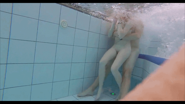 偷拍公共海滩泳池美女全裸，情侣无视来往路人尽情造爱。 预览图 16