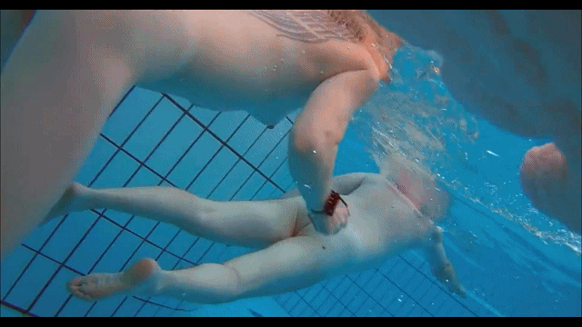 偷拍公共海滩泳池美女全裸，情侣无视来往路人尽情造爱。 预览图 36