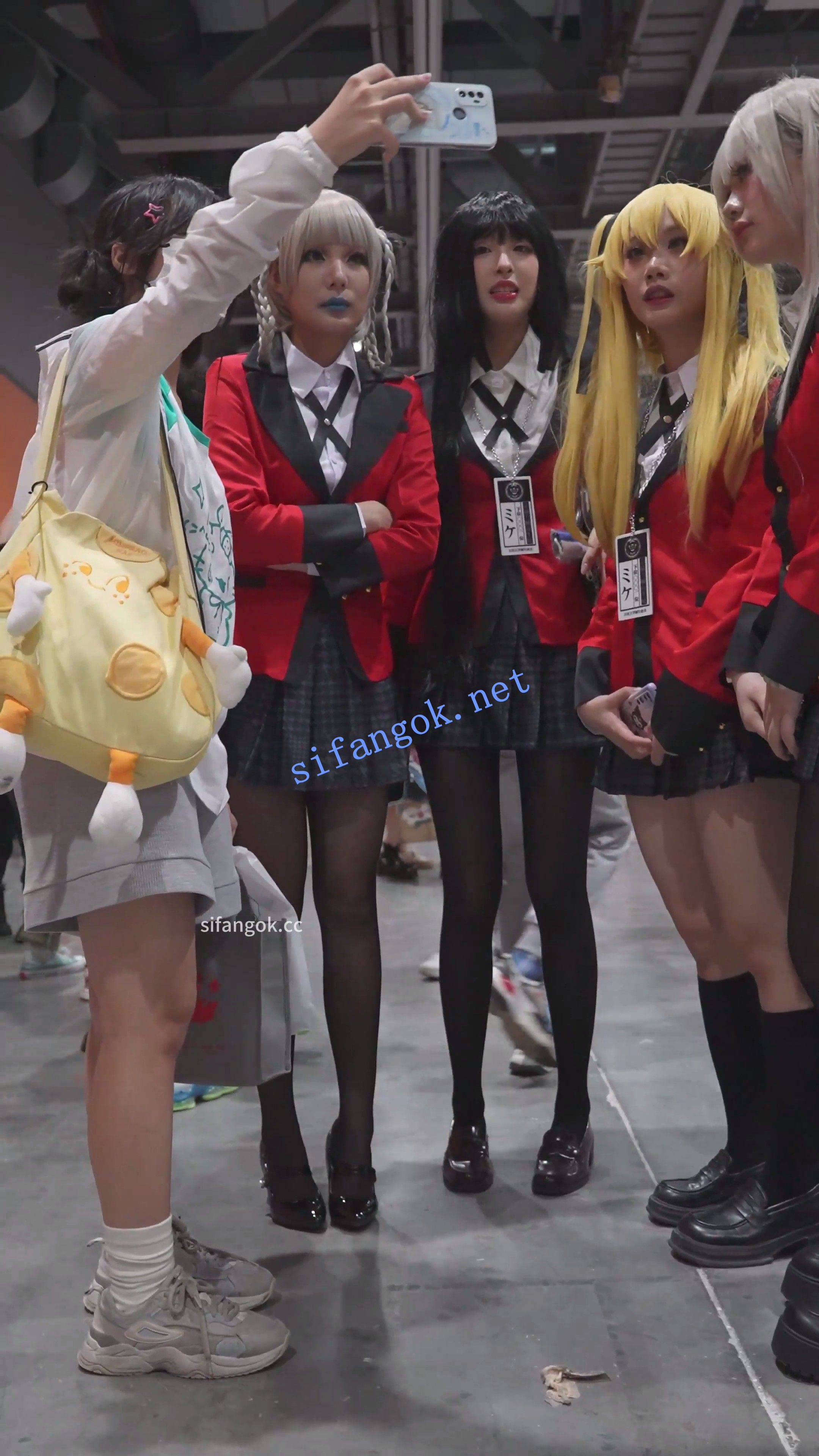 【xxn-357】四位制服coser组团逛展..可爱小姐姐黑丝白内被CD