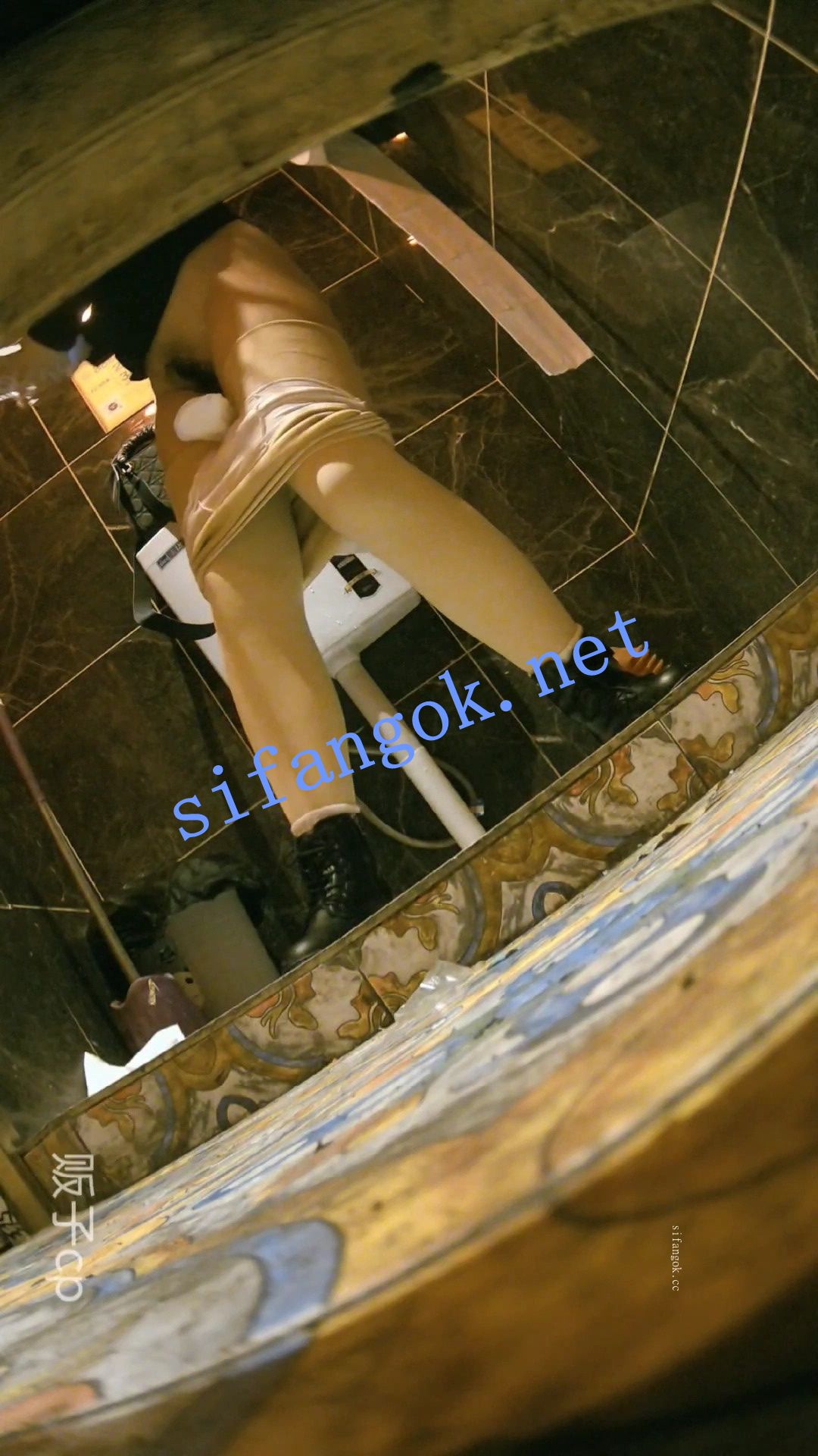 全网首发【酒吧全景厕拍】各种黑丝高跟 美女如云 12 预览图 16