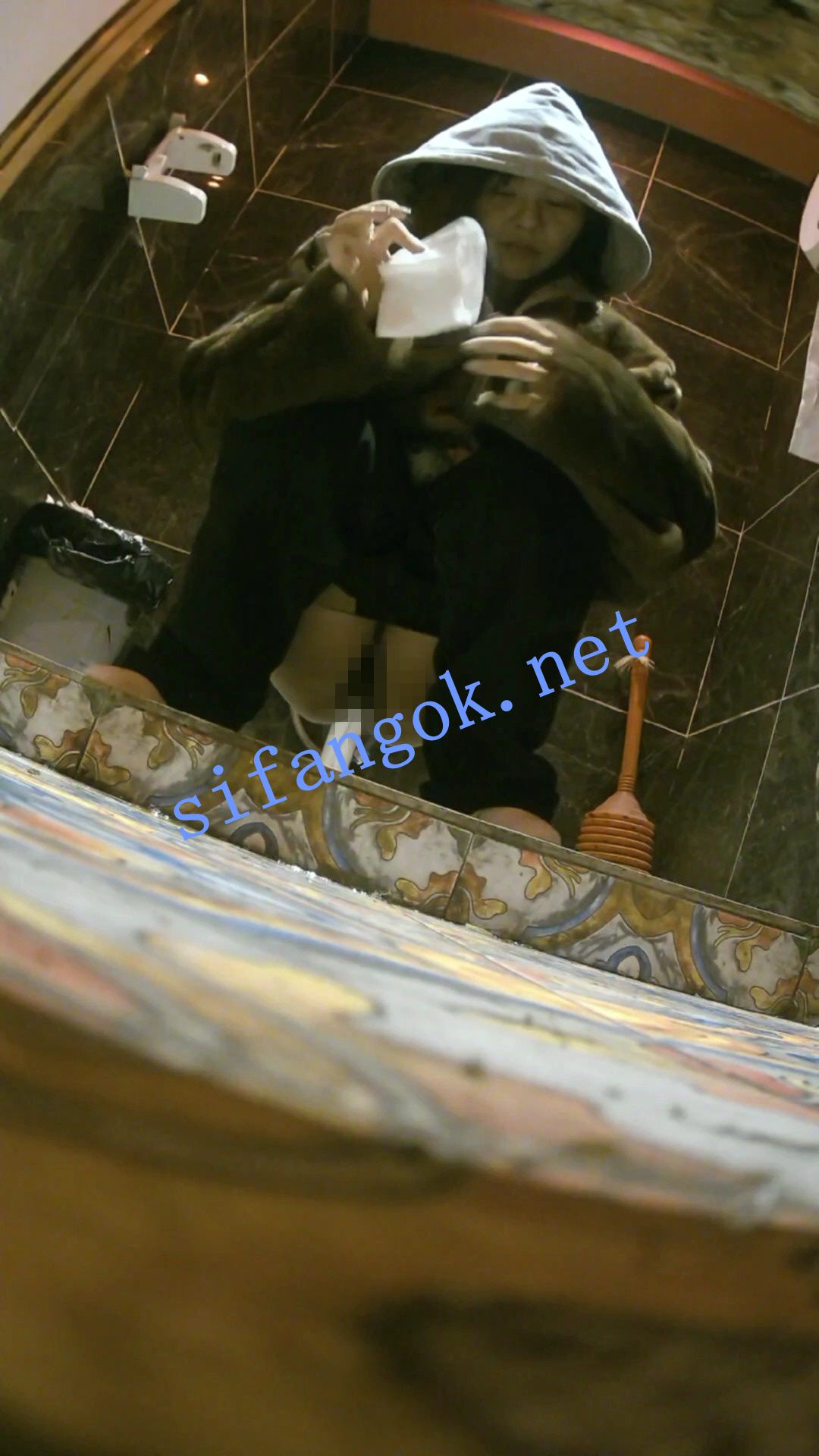 全网首发【酒吧全景厕拍】各种黑丝高跟 美女如云 12 预览图 6