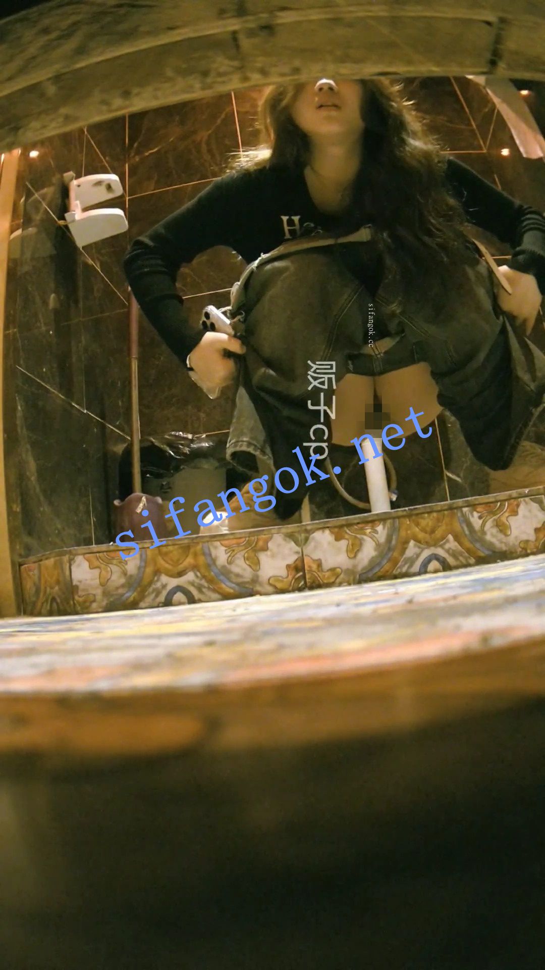 全网首发【酒吧全景厕拍】各种黑丝高跟 美女如云 12 预览图 4