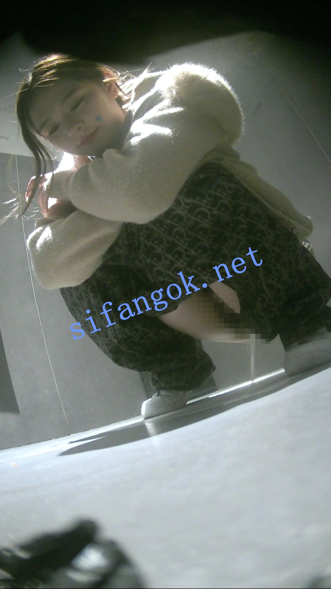 全网首发【酒吧全景厕拍】各种黑丝高跟 美女如云 12 预览图 2