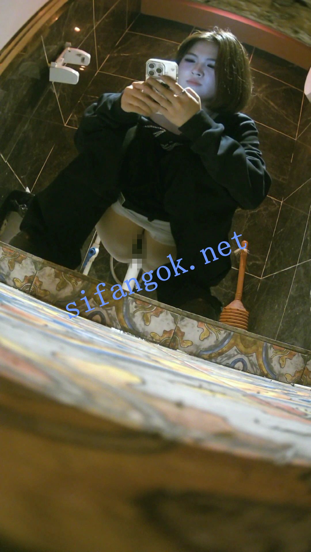 全网首发【酒吧全景厕拍】各种黑丝高跟 美女如云 12 预览图 19