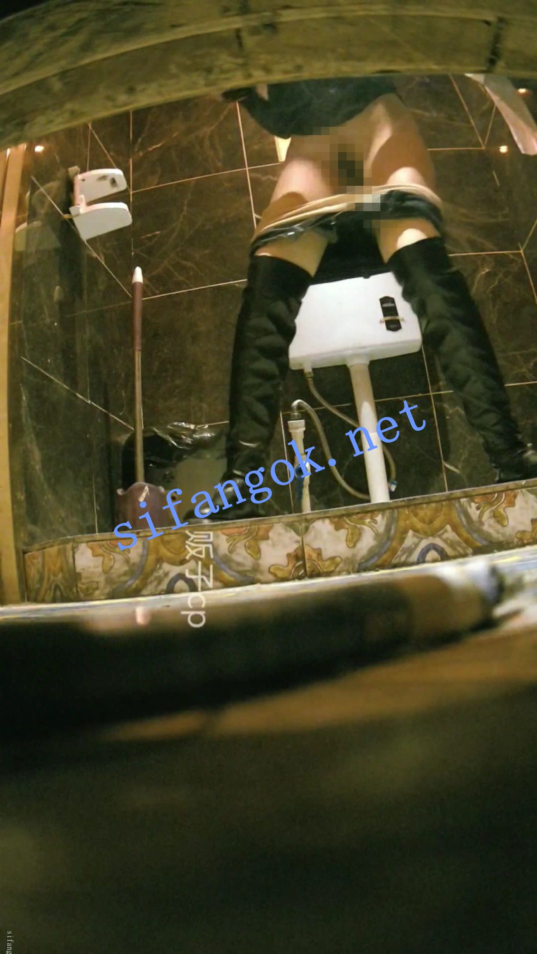 全网首发【酒吧全景厕拍】各种黑丝高跟 美女如云 12 预览图 22