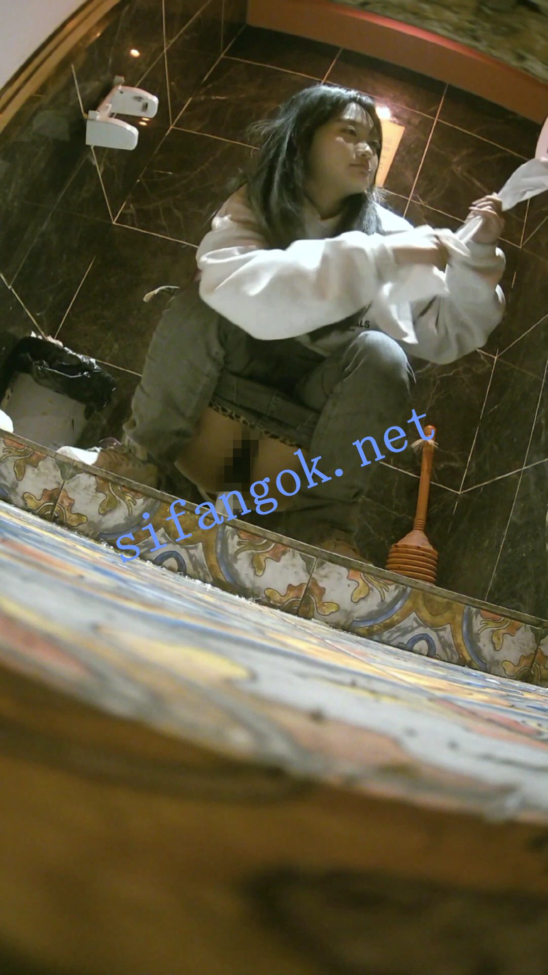 全网首发【酒吧全景厕拍】各种黑丝高跟 美女如云 12 预览图 10