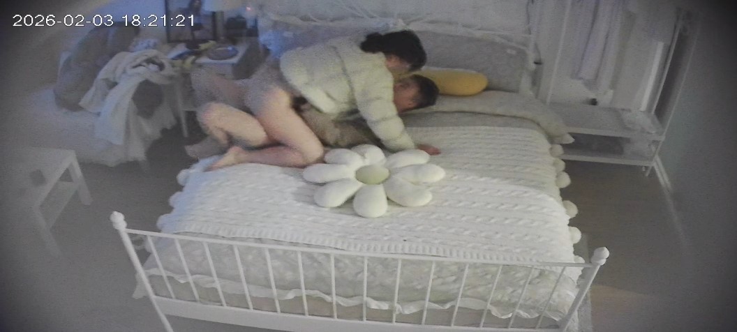 ⏪酒店偷拍⏩小巧身材的少妇被按在床边打桩 预览图 4