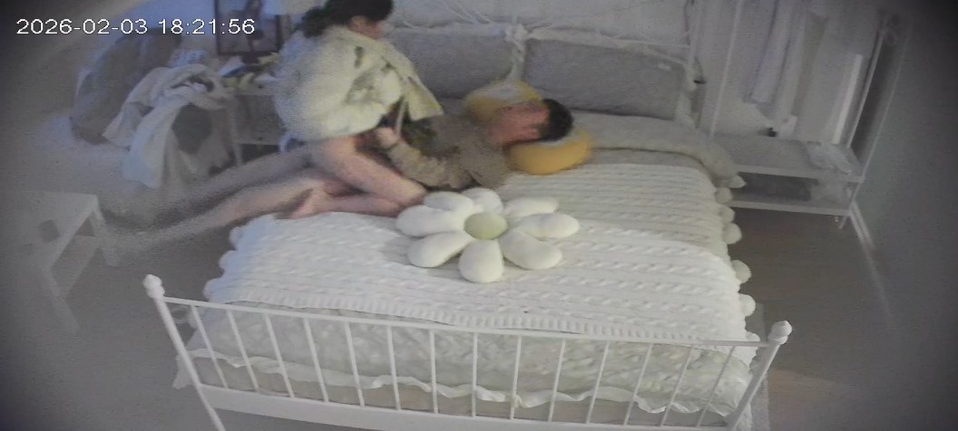 ⏪酒店偷拍⏩小巧身材的少妇被按在床边打桩